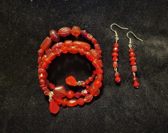 Bracelet et boucle d’oreille rouge feu perlé en verre, magnifique ensemble pour la garde-robe des fêtes de Noël!