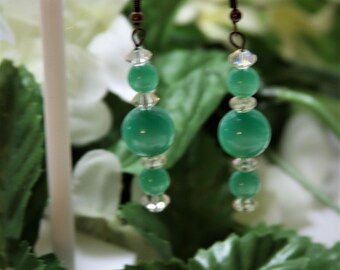 Orecchini Pendenti In Vetro Verde E Argento, Lunghi 55 Mm, Con Perline Metalliche. Design Casual, Elegante, Placcato Argento. Perfetti Per Cocktail Party, Teatro O Uso Quotidiano. Chiusura A Amo.