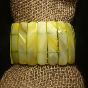 ストレッチブレスレットスタイルの大きな黄緑色の貝殻のマーブルビーズ