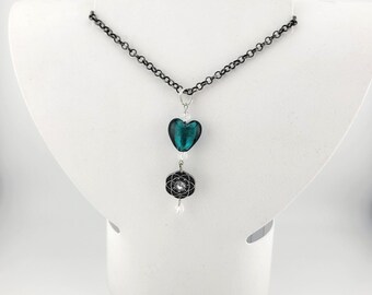 Collar con colgante de corazón de cristal verde: cadena de latón antiguo, flor de cristal