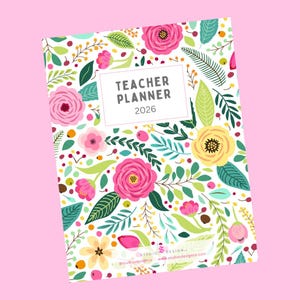 Puede incluir: Un planificador de profesores floral para 2026. La portada presenta un fondo blanco con rosas rosas, flores amarillas y hojas verdes. El texto "TEACHER PLANNER 2026" está en un rectángulo blanco. El fondo es rosa.