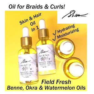 Puede incluir: Tres botellas de vidrio ámbar con tapas doradas y goteros llenos de un líquido amarillo. Las botellas están etiquetadas con "Shoo Hair & Face BOO! Oil" e "Infused with Benne, Okra & Watermelon Seed Oils". El texto "Hydrating Moisturizing" está escrito en blanco sobre un fondo amarillo. El texto "Field Fresh Benne, Okra & Watermelon Oils" está escrito en negro sobre un fondo blanco.