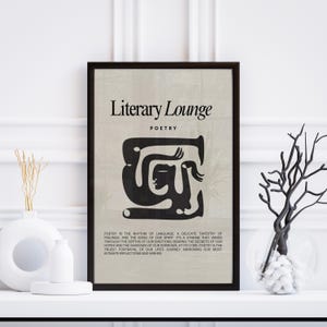 以下が含まれることがあります： 「Literary Lounge」と「POETRY」の文字が黒字で書かれた額入りのアートプリント。黒い抽象的なデザインが特徴です。白い表面に、装飾的な花瓶とガラスの花瓶に入った黒い枝と一緒に展示されています。