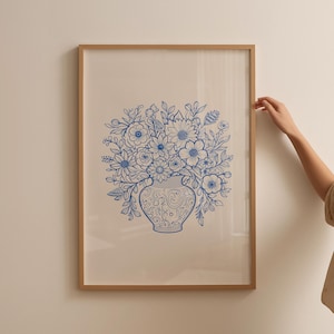 Dibujo de naturaleza muerta con flores azules, impresión de jarrón de flores, arte estético bohemio, póster azul, arte de pared botánico imprimible, decoración de apartamentos
