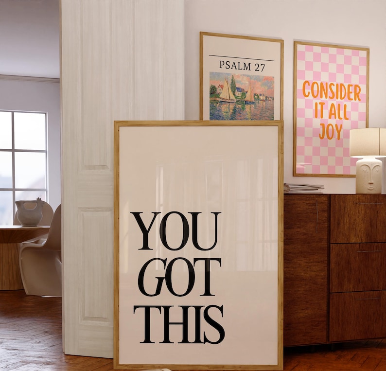 K&ouml;nnte beinhalten: Drei gerahmte Kunstdrucke mit inspirierenden Zitaten und Landschaftsszenen. Der gr&ouml;&szlig;te Druck lautet "YOU GOT THIS" in fetten schwarzen Buchstaben. Andere Drucke zeigen den Text "PSALM 27" und "CONSIDER IT ALL JOY" in einem rosa Karomuster.