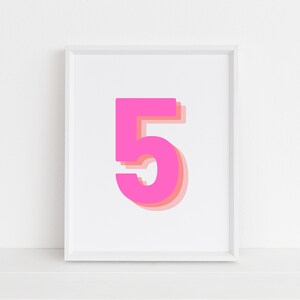 Könnte beinhalten: Ein weißer gerahmter Druck mit einer pinkfarbenen Zahl fünf in einem geschichteten, 3D-Stil.