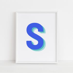 Könnte beinhalten: Ein weiß gerahmter Druck mit einem blauen Buchstaben S in einem geschichteten, 3D-Stil. Der Buchstabe ist hellblau mit einem helleren blauen Schattenstil.