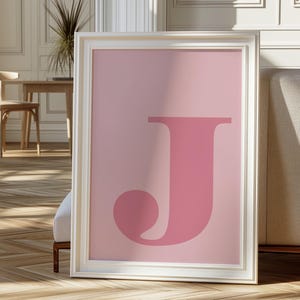 Letter J poster, roze muurkunstprint, alfabet J letter kunstprint, preppy kamerdecor, blush roze muurkunst, hoofdletters naam initial J muurkunst