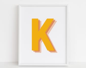Impresión retro de la letra K en 3D, inicial amarilla, impresión de letras con monograma, impresión del alfabeto, impresión digital para pared, descargas digitales, arte de pared imprimible