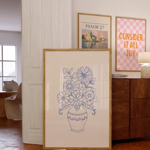 Dibujo de naturaleza muerta con flores azules, impresión de jarrón de flores, arte estético boho, póster azul, arte de pared botánico imprimible, arte floral de línea fina
