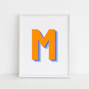 Impresión retro de letra M en 3D, impresión de letras monograma, letra naranja y azul marino, impresión del alfabeto inicial, póster inicial, descarga digital, arte de pared