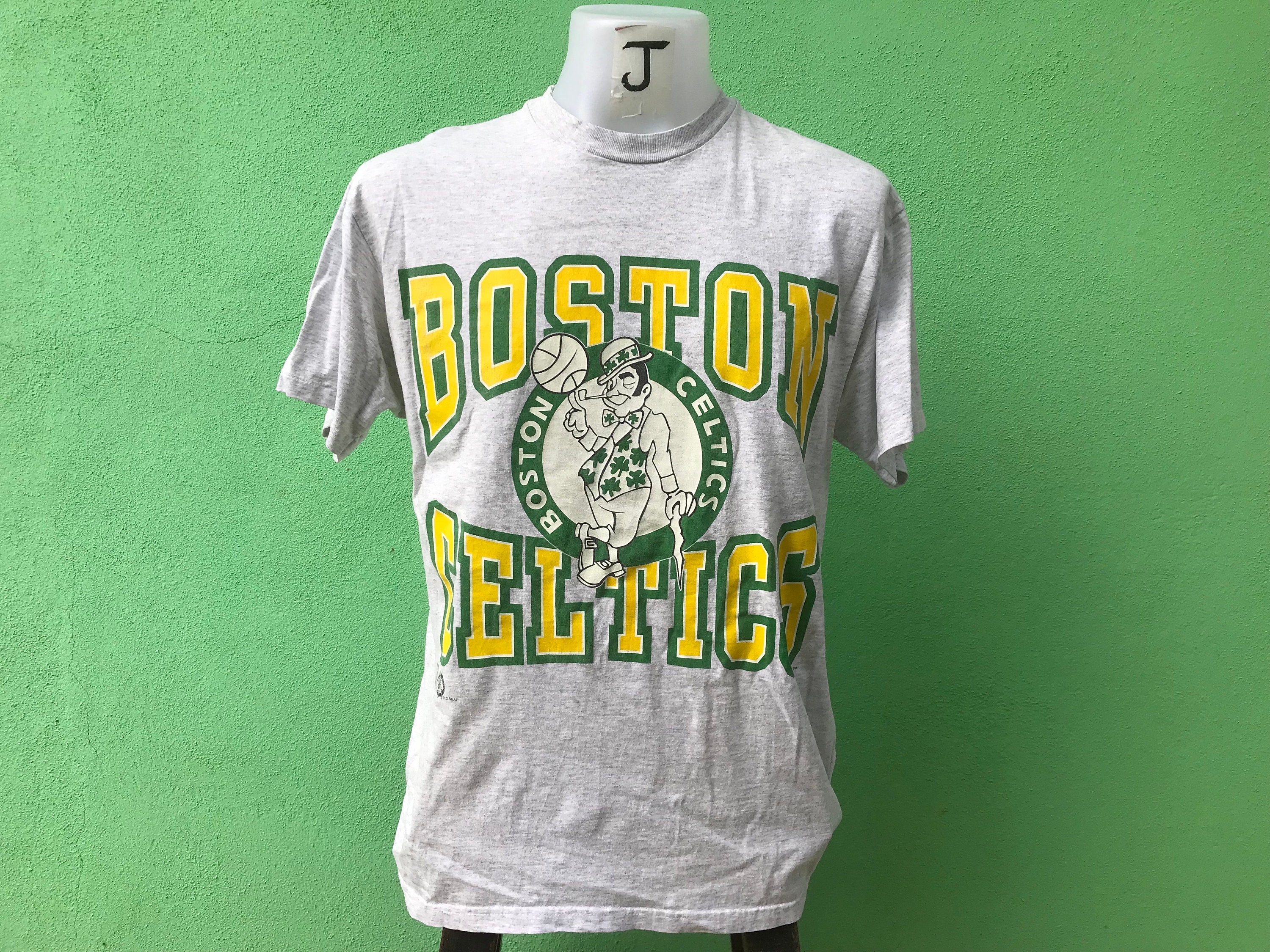 Vintage Boston Celtics American Professional Basketball NBA Spellout big Logo 90s L Size T Shirt
