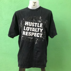 Puede incluir: Camiseta negra con un estampado gráfico blanco que dice "Hustle. Loyalty. Respect."