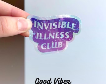 Op de afbeelding: Een holografische sticker met een paarse achtergrond en witte sterren. De sticker zegt "Invisible Illness Club".