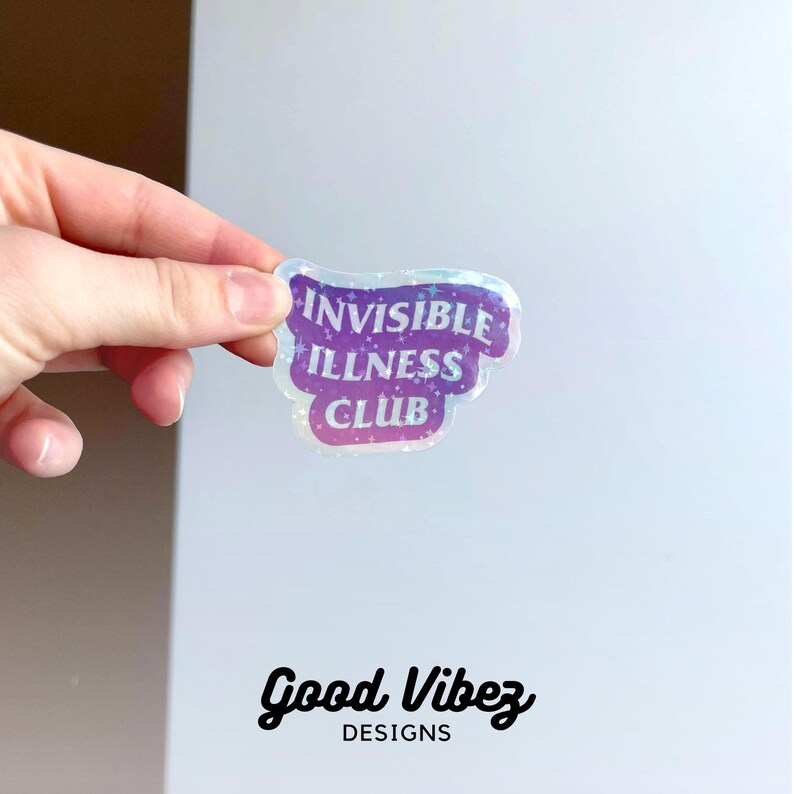 Op de afbeelding: Een holografische sticker met een paarse en blauwe gradi&euml;nt achtergrond. De sticker zegt "Invisible Illness Club" in witte tekst.