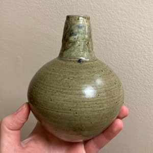 Studio Pottery Vase mit Gesichter 1977 Unzugeschrieben