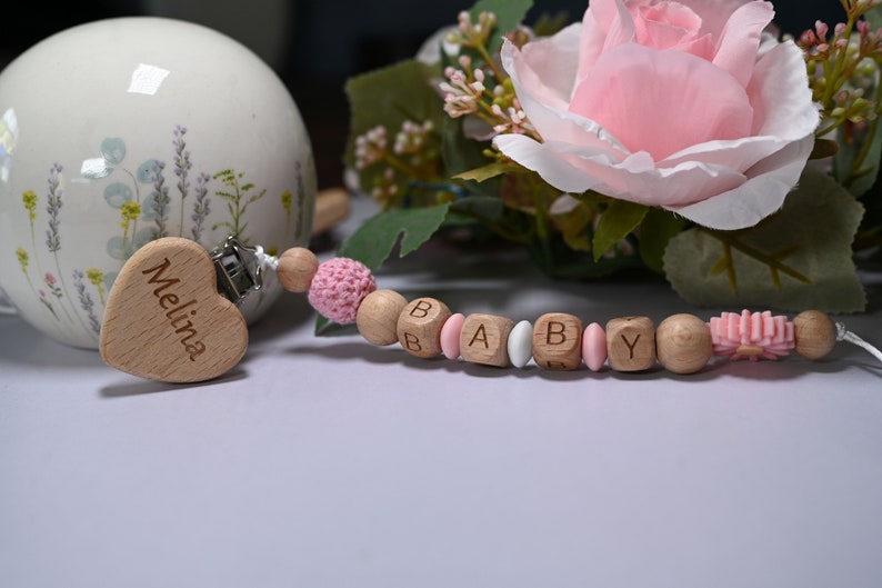 Personalisierter SchnullerKette ,mit Wunschnamen, Namen Gravur auf Holz Herz, für Baby Schnuller, Schnuller clip, schnullerband Rosa