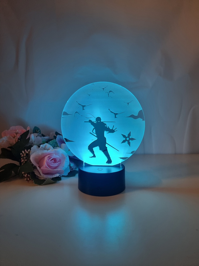 Ninja Anime - Itachi LED – LED Lampe mit Ninja Anime Motiv, inspiriert von Itachi.