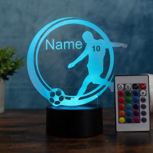 お子様やサッカーファン向けの、お好きな名前を入れられるパーソナライズされたサッカーLEDテーブルランプ