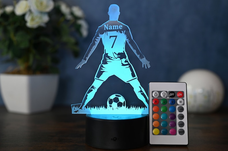 Lampe de football personnalisée comme idée de cadeau de football, pose de célébration de but fier, lampe de table LED, veilleuse, décoration de la maison image 1