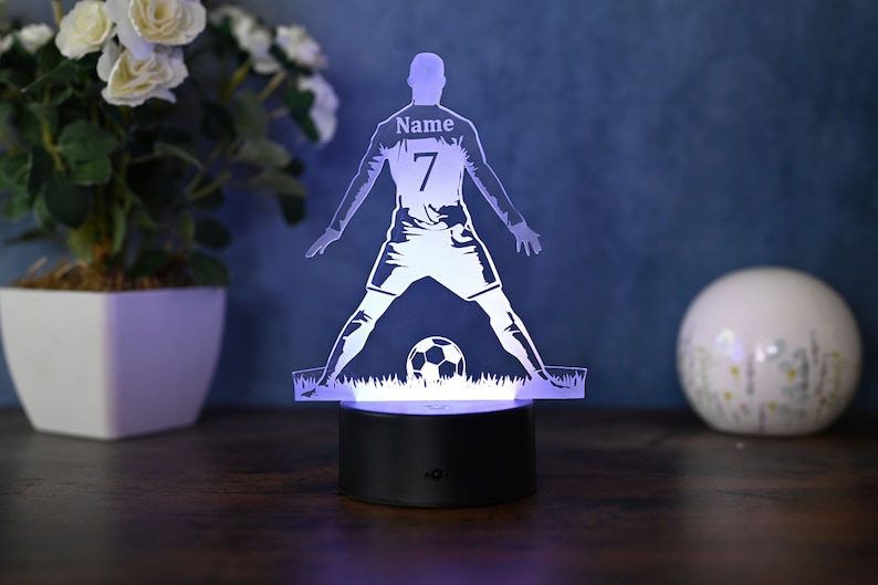 Lampe de football personnalisée comme idée de cadeau de football, pose de célébration de but fier, lampe de table LED, veilleuse, décoration de la maison image 6