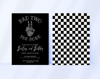Puede incluir: Invitación en blanco y negro con una mano de esqueleto haciendo un signo de paz. El texto dice "Bad Two The Bone" y "Barttings 2nd Birthday".