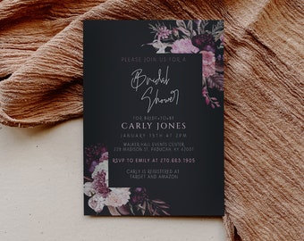 Könnte beinhalten: Eine schwarz-weiße Einladung zu einer Bridal Shower mit violetten floralen Akzenten. Die Einladung lautet: "Bitte nehmen Sie an einer Bridal Shower für die zukünftige Braut Carly Jones teil, am 15. Januar um 14:00 Uhr, Walker Hall Events Center, 229 Madison St. Paducah, KY 42001. RSVP an Emily unter 270.663.1905. Carly ist bei Target und Amazon registriert."
