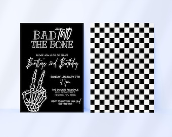 Puede incluir: Invitación en blanco y negro con una mano de esqueleto haciendo un signo de paz. El texto dice "Bad to the Bone" y "Bantting's 2nd Birthday". La invitación incluye la fecha, la hora, la ubicación y la información de RSVP.