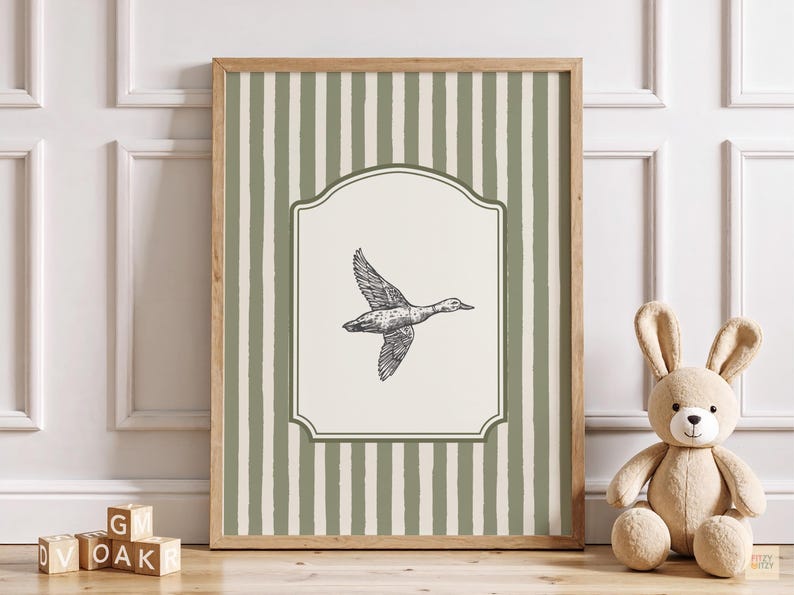 Peut inclure: Tableau encadr&eacute; avec une illustration en noir et blanc d'un canard en vol. L'&oelig;uvre d'art est plac&eacute;e sur un fond cr&egrave;me avec une bordure d&eacute;corative et un motif &agrave; rayures vertes et blanches. Le cadre est en bois.