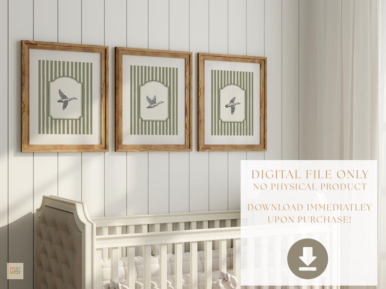 Peut inclure: Trois impressions encadr&eacute;es avec un style vintage. Chacune pr&eacute;sente une illustration de canard dans un cadre d&eacute;coratif, sur un fond &agrave; rayures vertes et blanches. Les cadres sont en bois brun clair. Le texte sur l'image dit "DIGITAL FILE ONLY NO PHYSICAL PRODUCT DOWNLOAD IMMEDIATLEY UPON PURCHASE!"