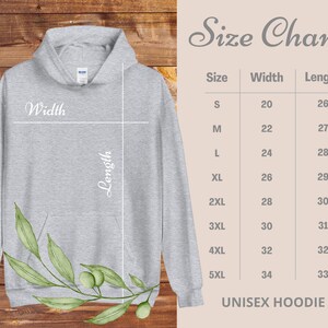 Op de afbeelding: Een maattabel voor een unisex hoodie, met de breedte- en lengtemaat in inches voor maten S tot en met 5XL. De tabel is afgedrukt op een witte achtergrond met zwarte tekst.