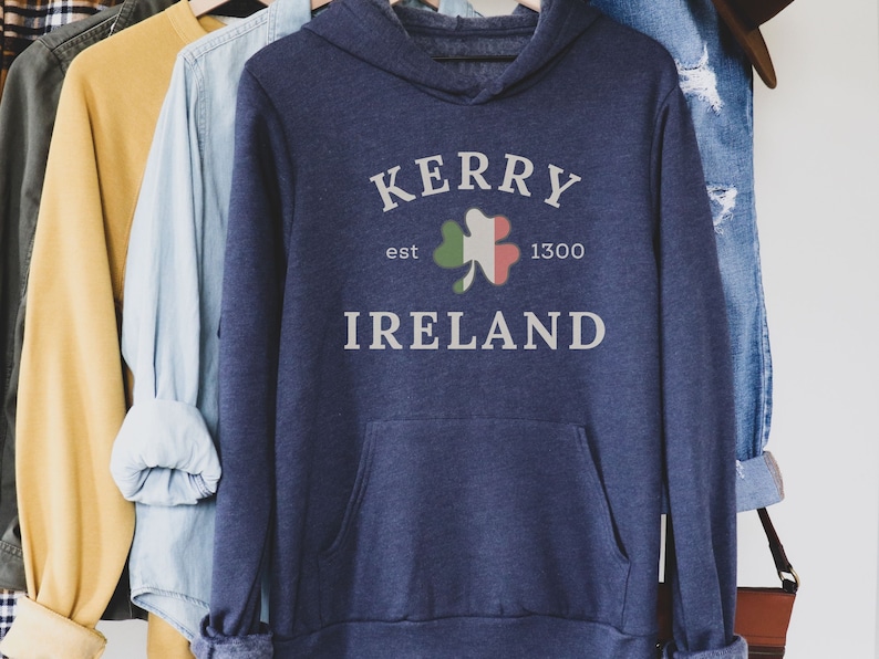 Op de afbeelding: Een marineblauw hoodie met de tekst "Kerry est 1300 Ireland" en een groene klaver met de kleuren van de Ierse vlag.