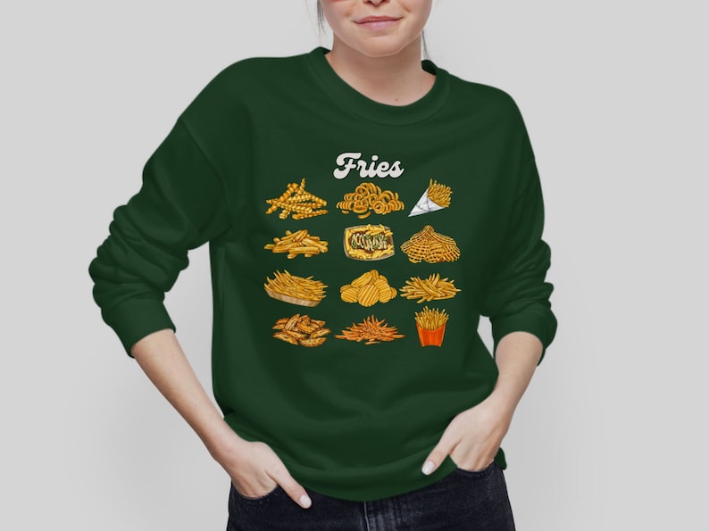 Pu&ograve; includere: Una felpa verde scuro con la parola "Fries" in lettere bianche e una variet&agrave; di patatine fritte disegnate in diversi stili e colori.