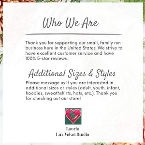 Op de afbeelding: Witte achtergrond met tekst die luidt "Who We Are" en "Additional Sizes & Styles". De tekst vermeldt een klein familiebedrijf in de Verenigde Staten en 100% 5-sterren beoordelingen. Het logo van Laurie Lux Velvet Studio staat onderaan.
