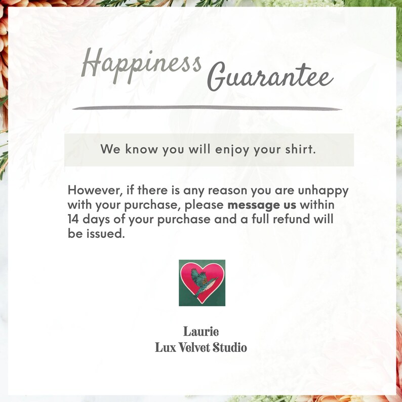 K&ouml;nnte beinhalten: Text "Happiness Guarantee" mit einer rosa Herzgrafik und dem Text "Laurie Lux Velvet Studio". Der Text lautet: "Wir wissen, dass Sie Ihr Shirt genie&szlig;en werden. Wenn Sie jedoch aus irgendeinem Grund mit Ihrem Kauf nicht zufrieden sind, kontaktieren Sie uns bitte innerhalb von 14 Tagen nach Ihrem Kauf und Sie erhalten eine volle R&uuml;ckerstattung."