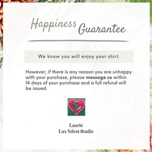 Pu&ograve; includere: Testo "Happiness Guarantee" con una grafica a forma di cuore rosa e il testo "Laurie Lux Velvet Studio". Il testo recita: "Sappiamo che ti piacer&agrave; la tua camicia. Tuttavia, se per qualsiasi motivo non sei soddisfatto del tuo acquisto, contattaci entro 14 giorni dalla data di acquisto e riceverai un rimborso completo."