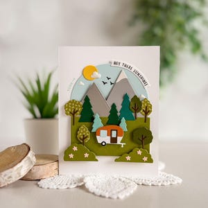 Carte de voeux de camping faite main - Scène de camping-car fantaisiste - Carte inspirée de la nature - Thème de l'aventure - Carte vierge découpée - Souvenir A2