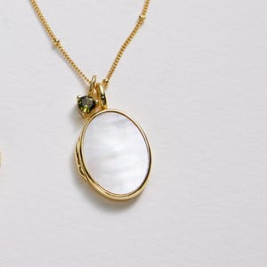Parelmoer ovaal medaillon • Ovaal medaillon • Fotomedaillon • Gegraveerd medaillon • Gepersonaliseerd cadeau • Gouden medaillon • Cadeau voor haar afbeelding 5