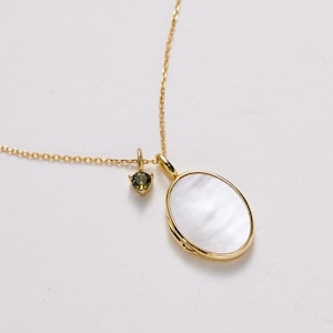 Parelmoer ovaal medaillon • Ovaal medaillon • Fotomedaillon • Gegraveerd medaillon • Gepersonaliseerd cadeau • Gouden medaillon • Cadeau voor haar afbeelding 1