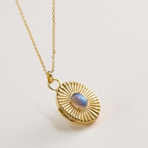 Medallón ovalado de piedra lunar • Medallón ovalado • Medallón con foto • Medallón grabado • Regalo personalizado • Medallón de oro • Regalo para ella