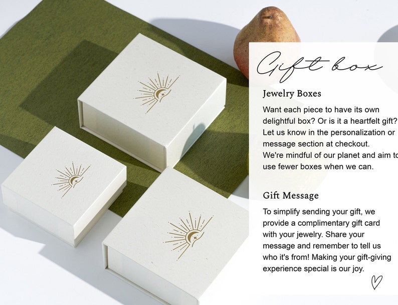 Peut inclure: Trois bo&icirc;tes cadeaux blanches avec un motif soleil et lune. Les bo&icirc;tes sont sur une surface verte. Le texte sur le c&ocirc;t&eacute; droit de l'image se lit comme suit : "Gift box Bo&icirc;tes &agrave; bijoux Voulez-vous que chaque pi&egrave;ce ait sa propre bo&icirc;te charmante ? Ou est-ce un cadeau sinc&egrave;re ? Faites-le nous savoir dans la section personnalisation ou message lors du paiement. Nous sommes conscients de notre plan&egrave;te et visons &agrave; utiliser moins de bo&icirc;tes lorsque nous le pouvons. Message cadeau Pour simplifier l'envoi de votre cadeau, nous fournissons une carte cadeau gratuite avec vos bijoux. Partagez votre message et n'oubliez pas de nous dire de qui il vient ! Faire de votre exp&eacute;rience de cadeaux un moment sp&eacute;cial est notre joie."