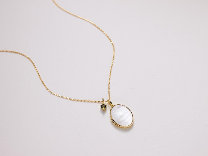 Parelmoer ovaal medaillon • Ovaal medaillon • Fotomedaillon • Gegraveerd medaillon • Gepersonaliseerd cadeau • Gouden medaillon • Cadeau voor haar afbeelding 1