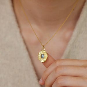 Owalny medalion z kamieniem księżycowym • Owalny medalion • Medalion ze zdjęciem • Grawerowany medalion • Spersonalizowany prezent • Złoty medalion • Prezent dla niej zdjęcie 7