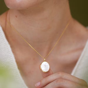 Parelmoer ovaal medaillon • Ovaal medaillon • Fotomedaillon • Gegraveerd medaillon • Gepersonaliseerd cadeau • Gouden medaillon • Cadeau voor haar afbeelding 6
