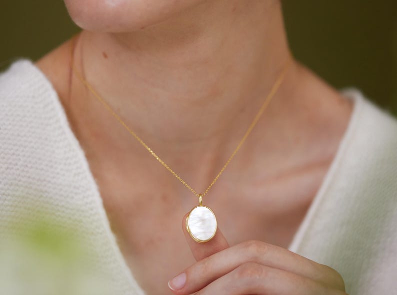 Parelmoer ovaal medaillon • Ovaal medaillon • Fotomedaillon • Gegraveerd medaillon • Gepersonaliseerd cadeau • Gouden medaillon • Cadeau voor haar afbeelding 6