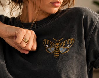 Camiseta bordada con polilla calavera, camiseta gótica de polilla, camiseta Comfort Colors 1717, regalo de estilo academia oscura, camiseta de entomología