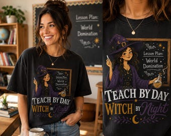 Camiseta divertida de Halloween para profesores, camiseta "Enseña de día, bruja de noche", gráfico de plan de lección de dominación mundial, regalo para profesores con temática de brujas, camiseta escolar espeluznante