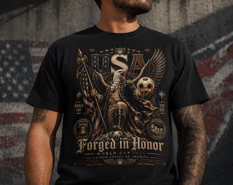 Camiseta de fútbol patriótica USA Eagle / Forjada en honor / Camiseta para aficionados del Mundial 2026 / Regalo de herencia estadounidense / Camiseta con gráfico militar patriótico