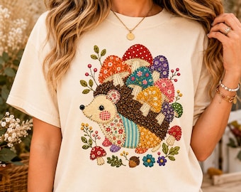 Camiseta Cottagecore con erizo / Camiseta con setas bordadas de imitación / Regalo para amantes de los animales del bosque / Camiseta adorable del bosque / Camiseta para amantes de la naturaleza