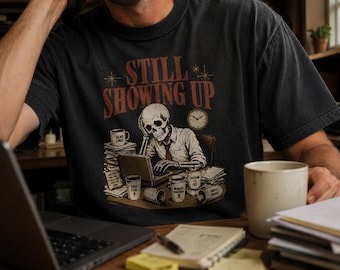 Camiseta divertida de esqueleto para la oficina, camiseta de Halloween "Sigues apareciendo", estampado de café "Lunes de supervivencia", regalo sarcástico para compañeros de trabajo, camiseta con humor sobre el agotamiento.